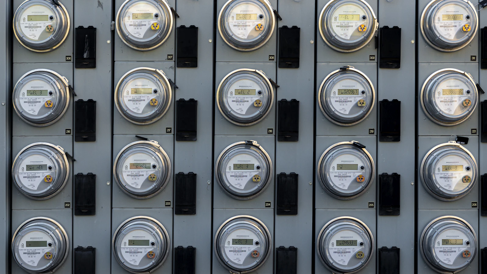 Detail elektroměru s číselníkem na zdi